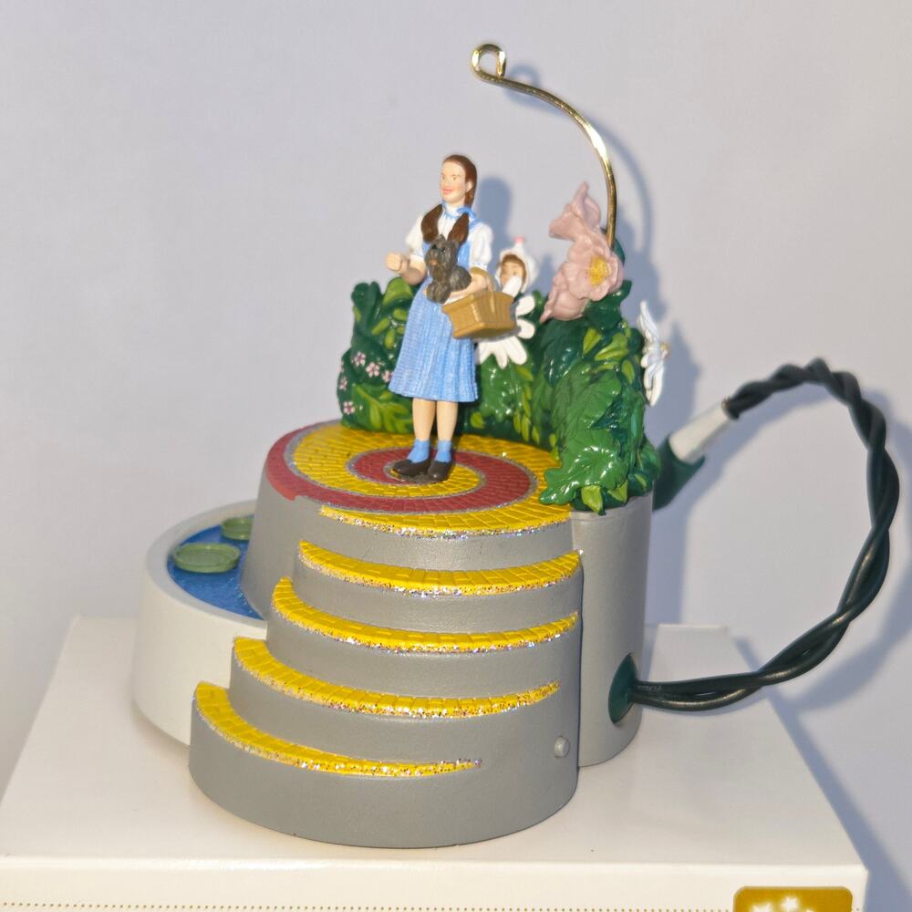 Hallmark Keepsake Dorothy and the Munchkins Wizard of Oz Christmas Ornament 2006 - Picture 10 of 13